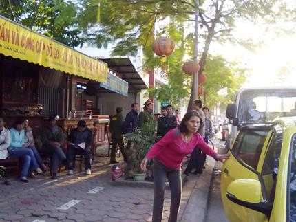 Hà Nội: Giám đốc vỡ nợ, trụ sở bị bao vây tứ phía