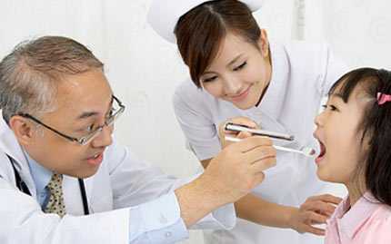 Bác sĩ từ chối gắp hạt xốp trong mũi bé trai