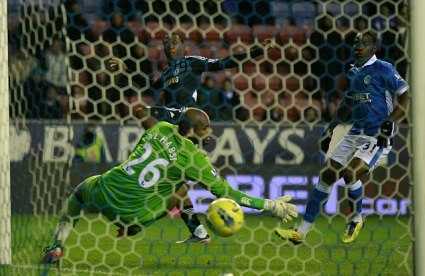 Sturridge mở tỉ số cho Chelsea ở phút 59