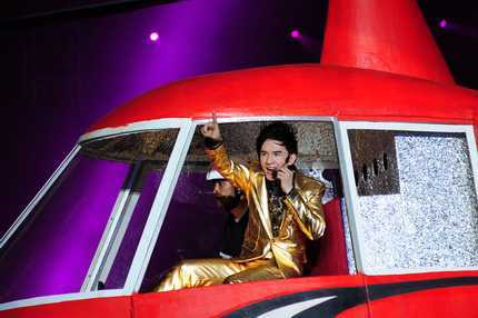 Đan Trường đi máy bay, Thanh Thảo đi xích đu “tử thần”