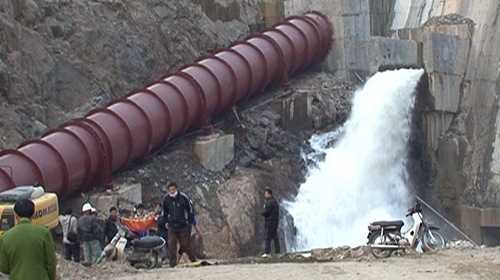 Hình ảnh vỡ cửa xả thủy điện, 8 người chết