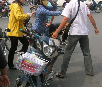 Va chạm giao thông, thiếu nữ đâm chết người