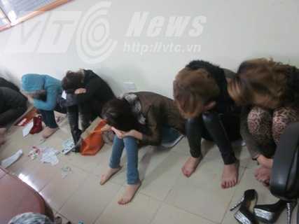 Bắt 40 đối tượng 'phê nặng' trong quán karaoke