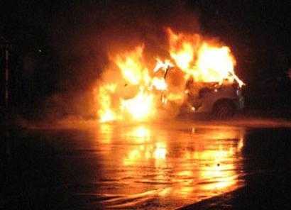 Cận cảnh xe khách bốc cháy dữ dội ở Hòa Bình