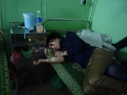 Phạt quản lý Trung Quốc đổ keo 502 vào tay công nhân