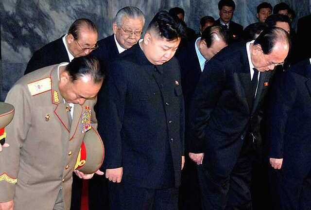 Video: Kim Jong-un nghẹn ngào trước linh cữu cha