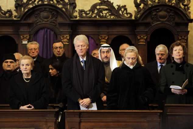 Video: Vợ chồng Clinton trong đám tang cựu TT Czech