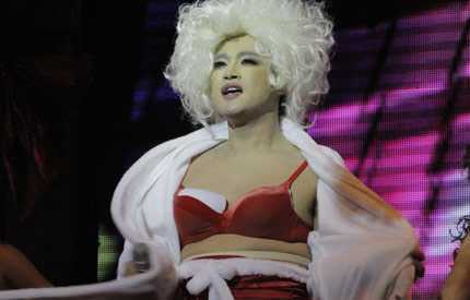 Minh Quân vạch ngực khoe bikini đỏ gây sốc