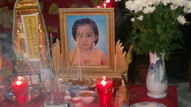 Ôm che cho em 1 tuổi khỏi bị ong đốt, bé 3 tuổi tử vong