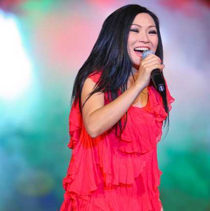 Phương Thanh đỏ như …hoa dâm bụt