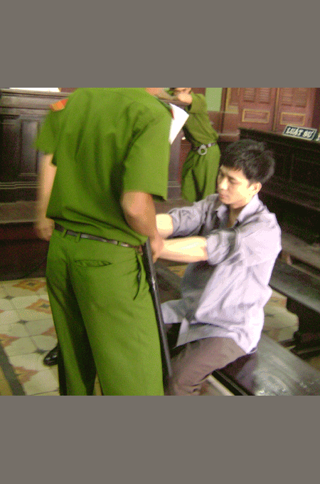 Bị 15 năm tù tội hiếp dâm, lao lên đánh chủ tọa