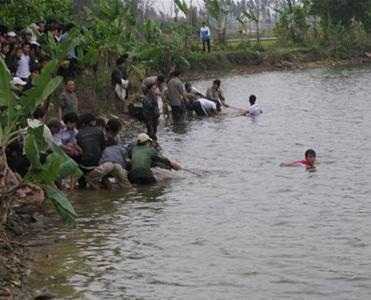 Quảng Bình: Lật thuyền chở 21 học sinh THCS