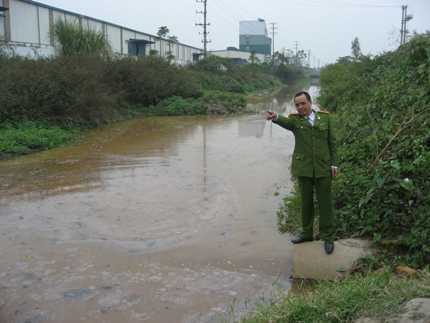 Hưng Yên: Nước thải nguy hiểm được xả thẳng ra sông