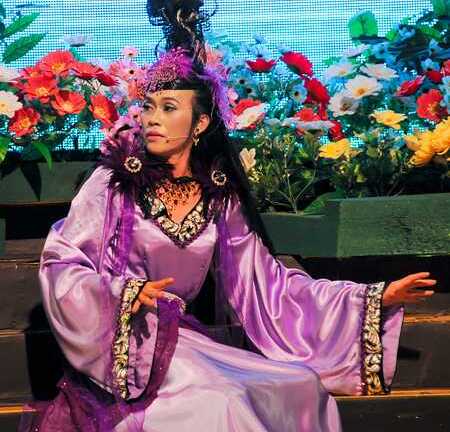 Giả gái lần cuối, Hoài Linh đẹp như tiên