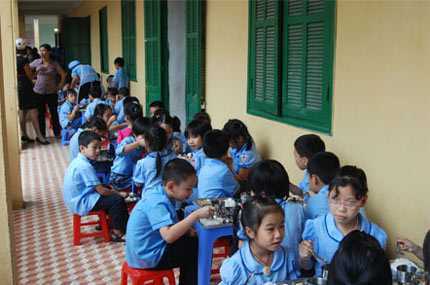 Đồng loạt các trường tiểu học cắt dịch vụ bán trú