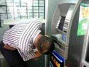 Làm hàng chục thẻ giả để ăn cắp tiền từ ATM