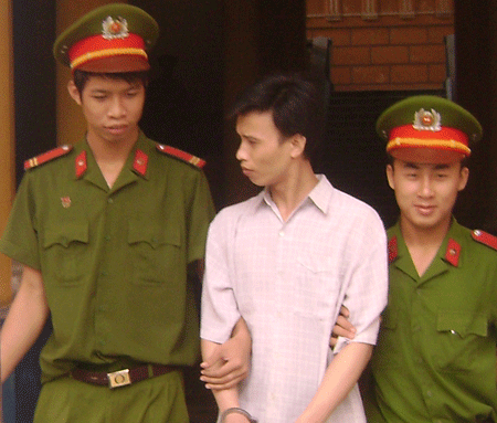 Dụ bắt mèo, hiếp dâm cả 2 cháu gái 6 tuổi