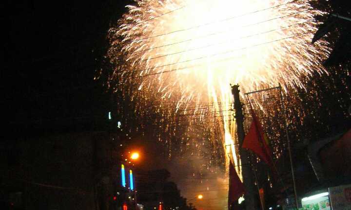 Vận động cán bộ góp lương để bắn pháo hoa