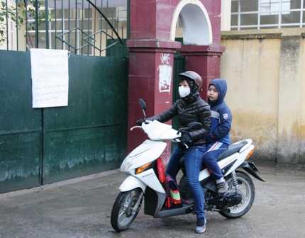 Chùm ảnh: Rét đậm, phụ huynh tiu nghỉu chở con về