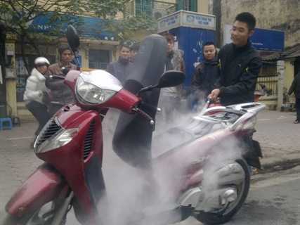Chiếc Honda SH thứ 2 trong ngày vừa cháy giữa Hà Nội