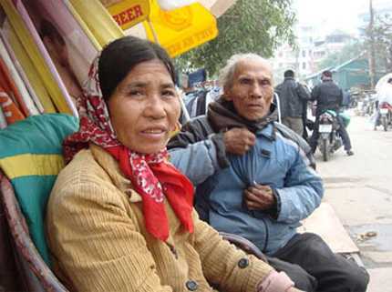 Cụ ông 79 bỏ nhà tiền tỷ sống 'lều tranh' với người yêu