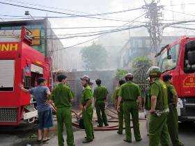 TP.HCM: Hỗn loạn vì vụ cháy lớn tại cư xá Bắc Hải