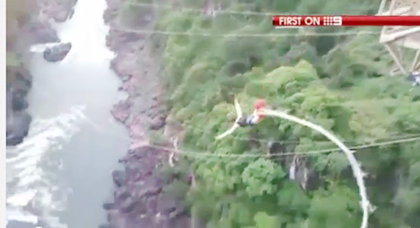 Video: chơi nhảy cầu từ độ cao 111m bị... đứt dây
