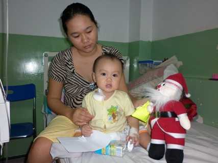 Quặn lòng ánh mắt trong veo của bé trai bị bệnh nan y