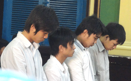 Án mạng vì lôi tên bố đẻ bạn ra gọi