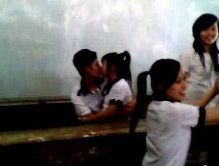 Phản cảm cảnh học sinh hôn hít, sờ soạng trong lớp