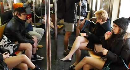 Video: Trò đùa trai, gái cùng tụt quần trên tàu điện