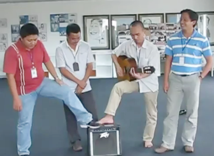 Video: Cư dân mạng hát... Ngọn lửa xe tay ga