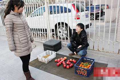 Chàng trai Trung Quốc bán 'tình yêu' trên phố
