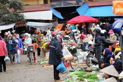 Chùm ảnh: Một ngày đi chợ tại nơi cả xã ăn đong