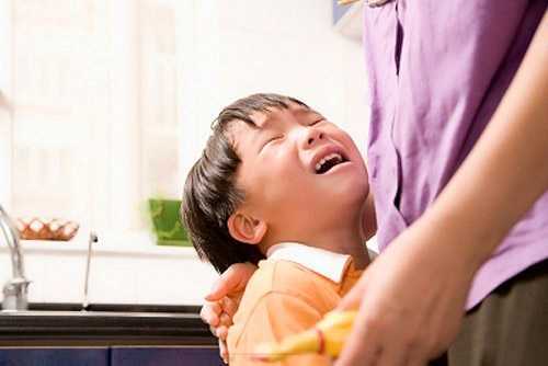 Giáo viên mầm non dạy trẻ bằng cách tát vào mặt