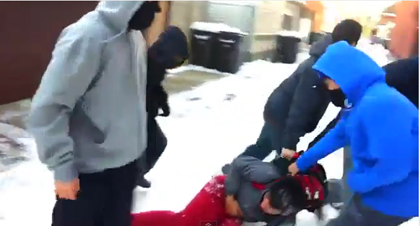 Video: Học sinh châu Á bị 7 thanh niên đánh túi bụi