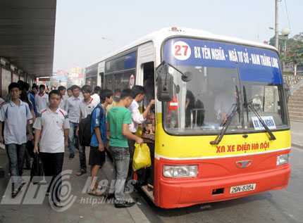 Hà Nội tăng cường xe buýt phục vụ đổi giờ làm, giờ học