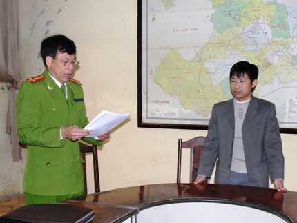 Bắt giam quan xã 