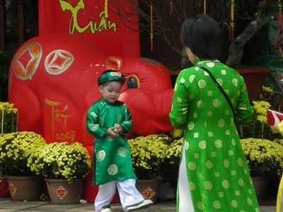 Lưu ý khi cho trẻ đi chơi Tết xa