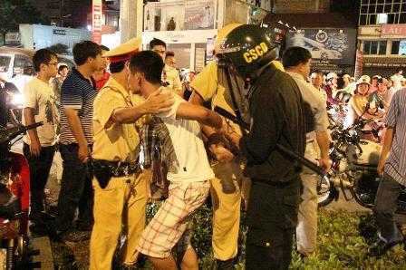 5 cảnh sát võ thuật siêu đẳng tăng cường cho 141 Hà Nội