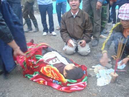 Vụ học sinh chết ngạt: Nhà xe cố chở đến trạm y tế?