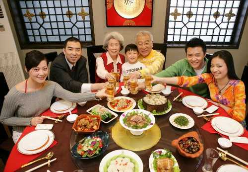 Chi hàng chục triệu đồng để ăn tiệc đêm giao thừa