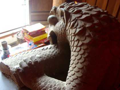 Giải mã “ông rồng miệng cắn thân, chân xé mình”