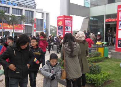 Đầu năm, 'cò' vé hoành hoành các rạp chiếu phim