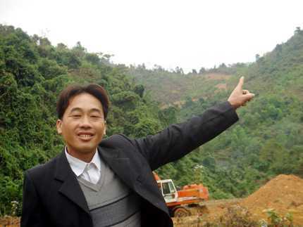 Chàng trai bán trâu làm đường lên núi