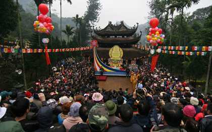 Hơn 5 vạn người đổ về chùa Hương trong ngày khai hội