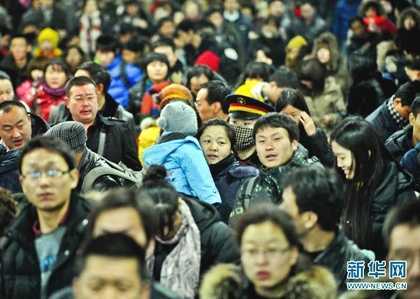 Ảnh: Tàu xe Trung Quốc lại oằn mình đón tỉ lượt người