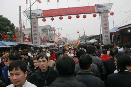 Hàng vạn người chen chân đi “mua may bán rủi” đầu năm