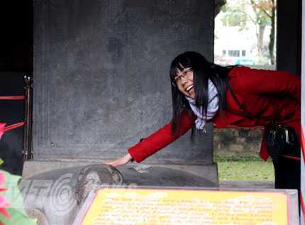 Hình ảnh không đẹp tại Văn miếu Quốc Tử Giám