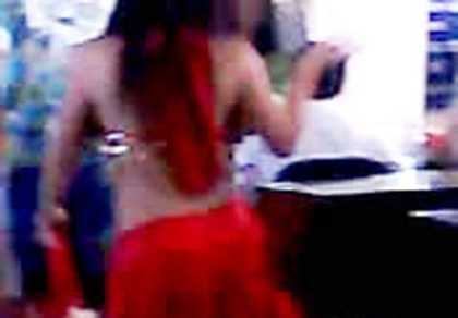 Uỷ ban phường họp khai xuân với màn múa thiếu vải